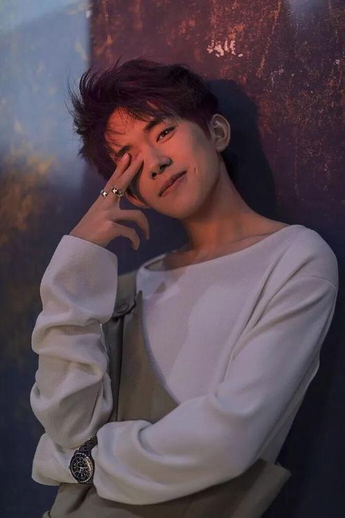 易烊千玺照片,光影交织下的青春偶像