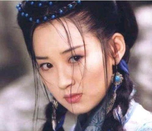 歌手任盈盈生活照,镜头下的生活瞬间，展现歌手的温柔与魅力