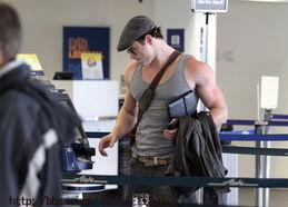 肌肉男生活照背心,背心映衬下的健美人生